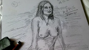 Eine Figur steht nackt, umgeben von skizzenhaftem Hintergrund.