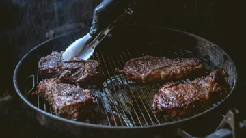 Saftige Steaks werden auf einem Grill gegrillt.
