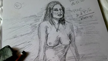 Eine weibliche Figur steht nackt, skizziert auf Papier.
