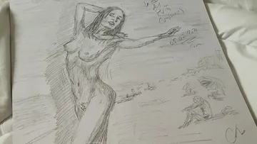 Nude woman poses am Strand, umgeben von Stillleben.