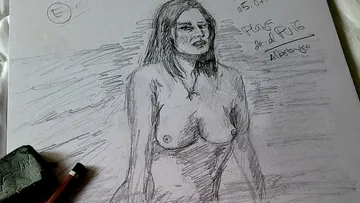 Skizze einer Frau steht nackt auf Papier.