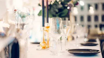 Elegante Gläser stehen auf einem festlich gedeckten Tisch.