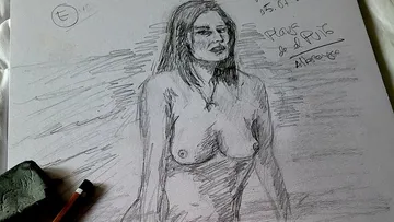 Skizze einer nackten Frau steht im Mittelpunkt, umgeben von Kunstmaterialien.