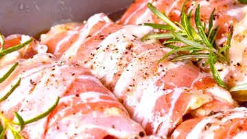 Röllchen aus Fleisch, gegrillt, mit Rosmarin garniert.