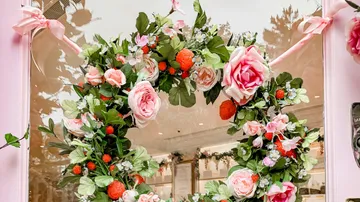 Blumenkranz hängt dekorativ, um Eingangsbereich zu verschönern.