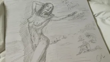 Nackte Frau posiert am Strand, umgeben von Urlaubern.