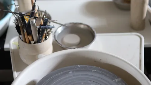 Töpferwerkzeuge in einem Arbeitsraum zur Tonbearbeitung.