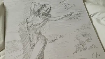 Aktzeichnung einer nackten Frau, die am Strand posiert.