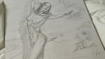 Eine nackte Frau posiert am Strand, umgeben von Urlaubern.