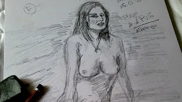 Aktzeichnung einer stehenden nackten Frau auf Papier.