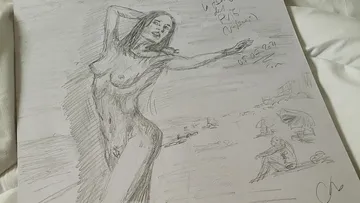 Eine nackte Frau posiert am Strand, umgeben von Urlaubern.