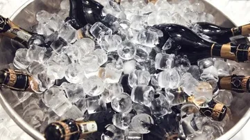 Flasche im Eis, gekühlt in einem Eiseimer.