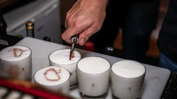 Gläser mit Schaum werden gerade mit Getränk gefüllt.