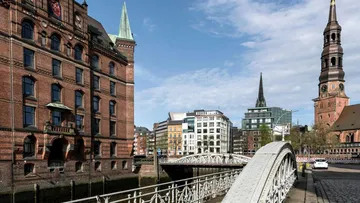 Rote Backsteingebäude, Brücke über Wasserweg, Stadtlandschaft.
