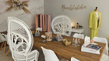 Weißer Tisch mit Stühlen, eleganter Raum mit Dekoration.