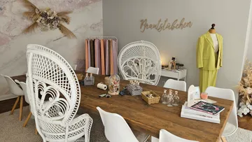 Holztisch mit Stühlen in elegantem, dekorativem Raum.