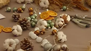 Dekorative Weihnachtsmaterialien liegen auf einem Tisch.