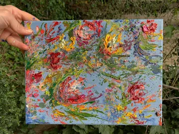 Gestelltes Gemälde mit bunten Blumen auf blauem Hintergrund.