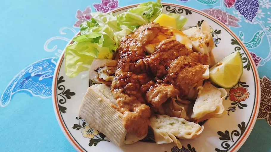 Indonesischer Gado-Gado-Salat mit Erdnusssauce.