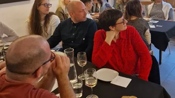 Eine Gruppe von Menschen sitzt zusammen und unterhält sich.