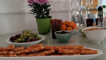 Snacks und Getränke liegen auf einem Tisch in einem Raum.