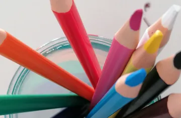 Buntstifte in einem Glas, nach oben angeordnet.