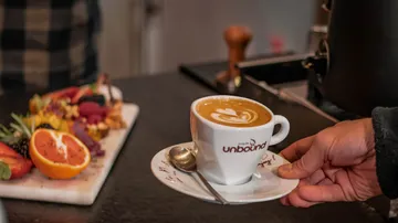 Eine Tasse Kaffee wird auf einem Tisch serviert.