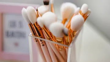 Make-up-Pinsel stehen in einem durchsichtigen Behälter.