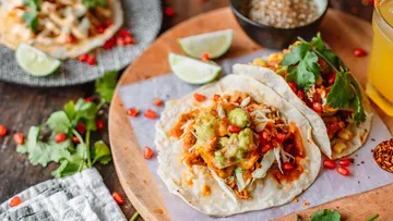 Tacos mit Guacamole, frischer Limette und Pomegranate-Kernen.