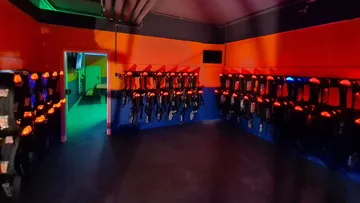 Laser Tag-Ausrüstung hängt an der Wand in einem Raum.