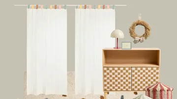 Weiße Vorhänge hängen, daneben steht ein Holzschrank.