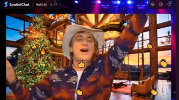 Person mit Hut tanzt vor Weihnachtsbaum in festlicher Umgebung.
