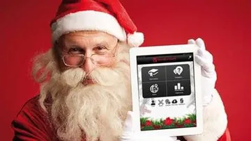 Rot gekleideter Mann zeigt Tablet mit Symbolen.