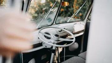 Oldtimer-Cockpit mit Lenkrad, Handgriff, entspannter Umgebung.