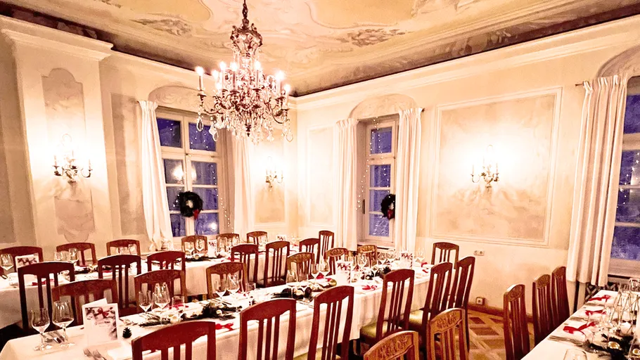 Elegantes Esszimmer mit gedecktem Tisch und Kronleuchter.