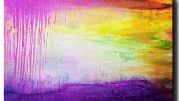 Bunte Farbstreifen verlaufen diagonal über die Leinwand.