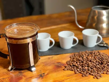 French Press Kaffee mit Bohnen