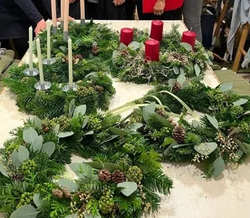Weihnachtskränze mit Kerzen auf dem Tisch.
