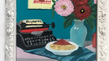 Schreibmaschine neben einer Schüssel Spaghetti mit Sauce.