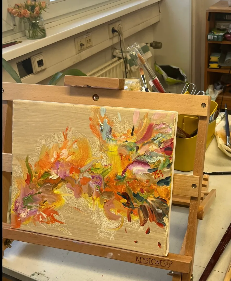 Bilderrahmen mit buntem Gemälde in einem Kunststudio.