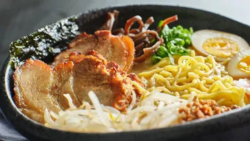 Eine Schüssel Ramen mit Fleisch, Gemüse und Ei.