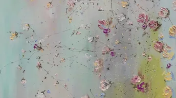 Bunte abstrakte Blumen auf pastellfarbenem Hintergrund.