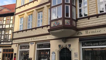 Gebäude mit Erker, traditionelle Architektur, in städtischem Umfeld.