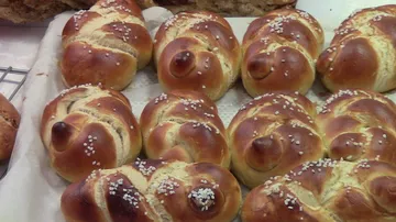 Frisch gebackene Brötchen liegen auf einer Präsentationstisch.