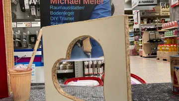 Herzförmiger Rahmen steht auf dem Tisch in einem Geschäft.