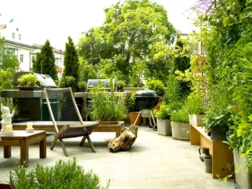 Gemütlicher Garten mit Sitzgelegenheiten und Grill im Freien.
