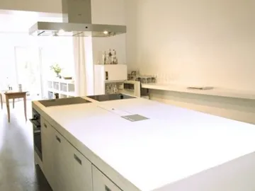 Moderne Kücheninsel in heller, minimalistischer Umgebung.