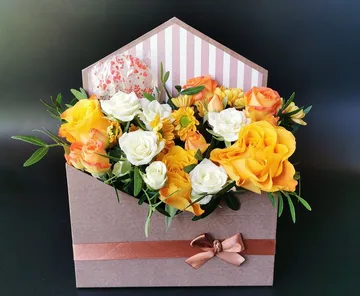 Blumenstrauß in Box, blühend, vor dunklem Hintergrund.