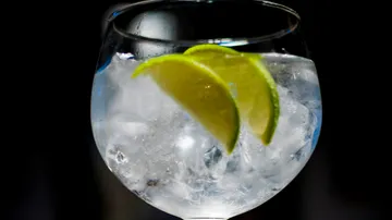 Ein Glas mit Eis und Limettenscheiben steht sichtbar da.