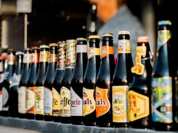 Bierflaschen stehen auf einer Theke in einer Bar.